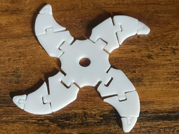 Shuriken articulé flexible
