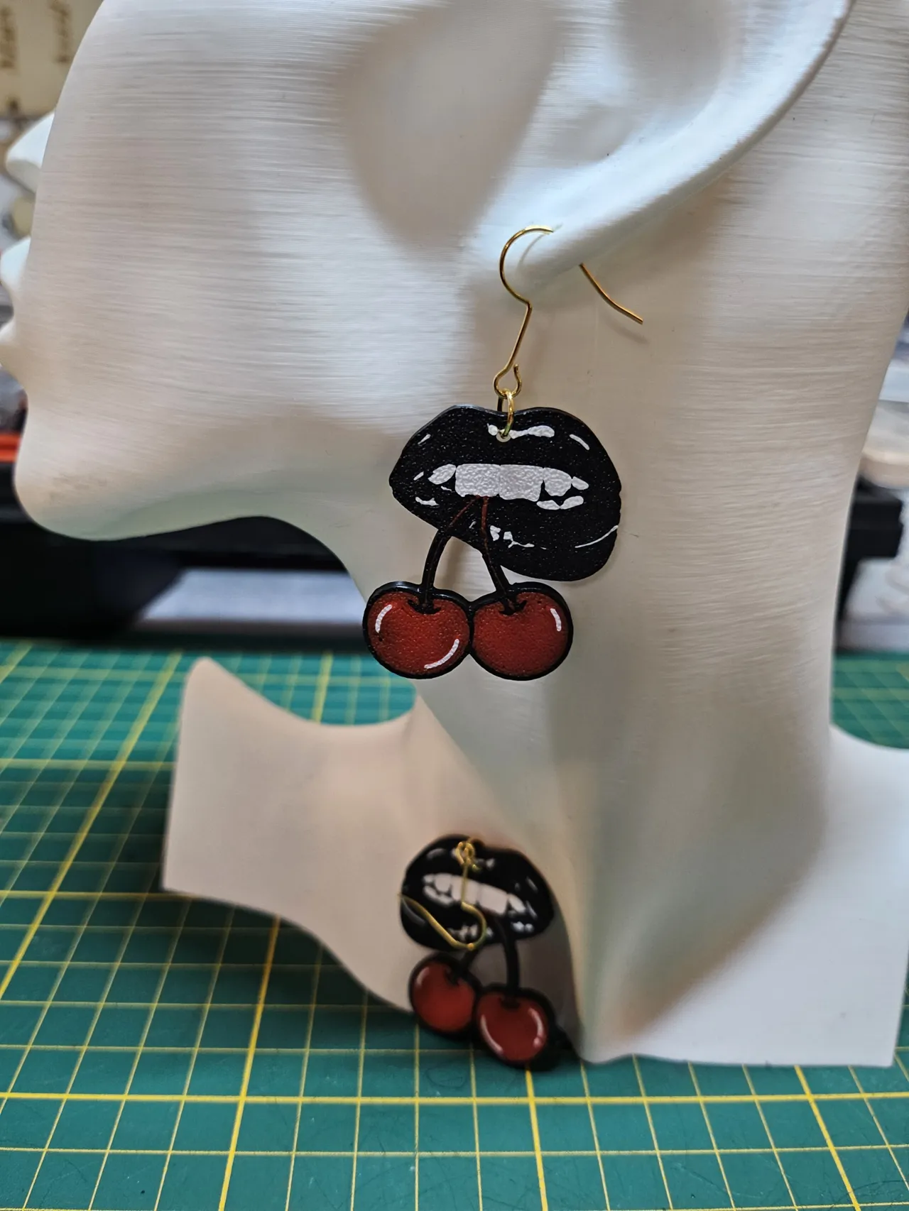 boucle d oreille bouche cerise view 2