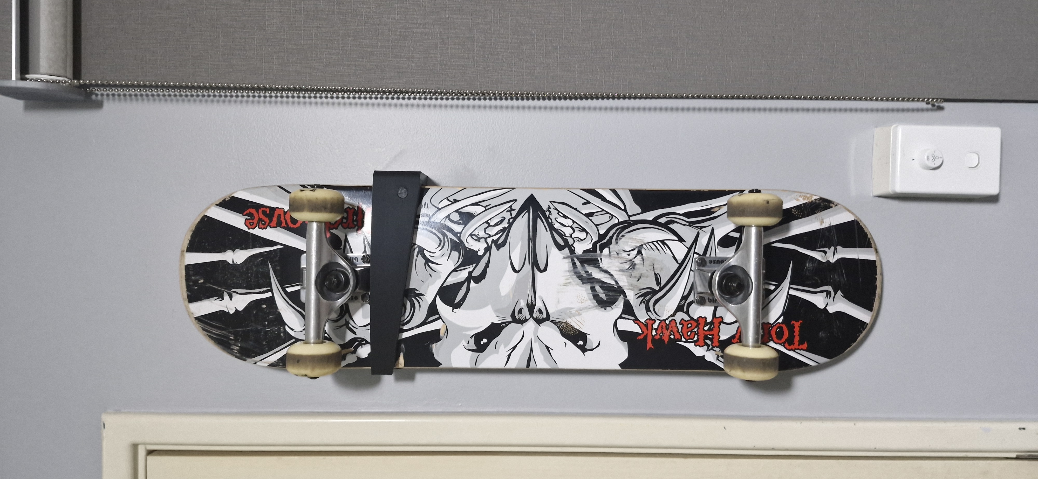 Miniatura 2 do modelo 3D Skateboard vertically oriented wall mount bracket