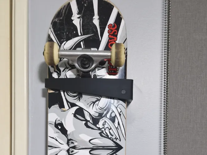 Skateboard vertically oriented wall mount bracket