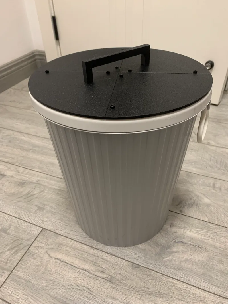 康益垃圾桶盖 the lid of the trash bin