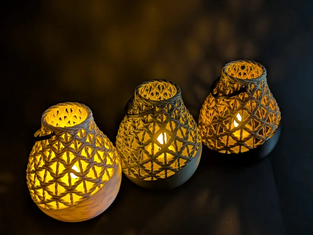 حامل شموع مزخرف مصمم خصيصًا - زخرفة مضيئة بإضاءة LED ملونة نابضة بالحياة