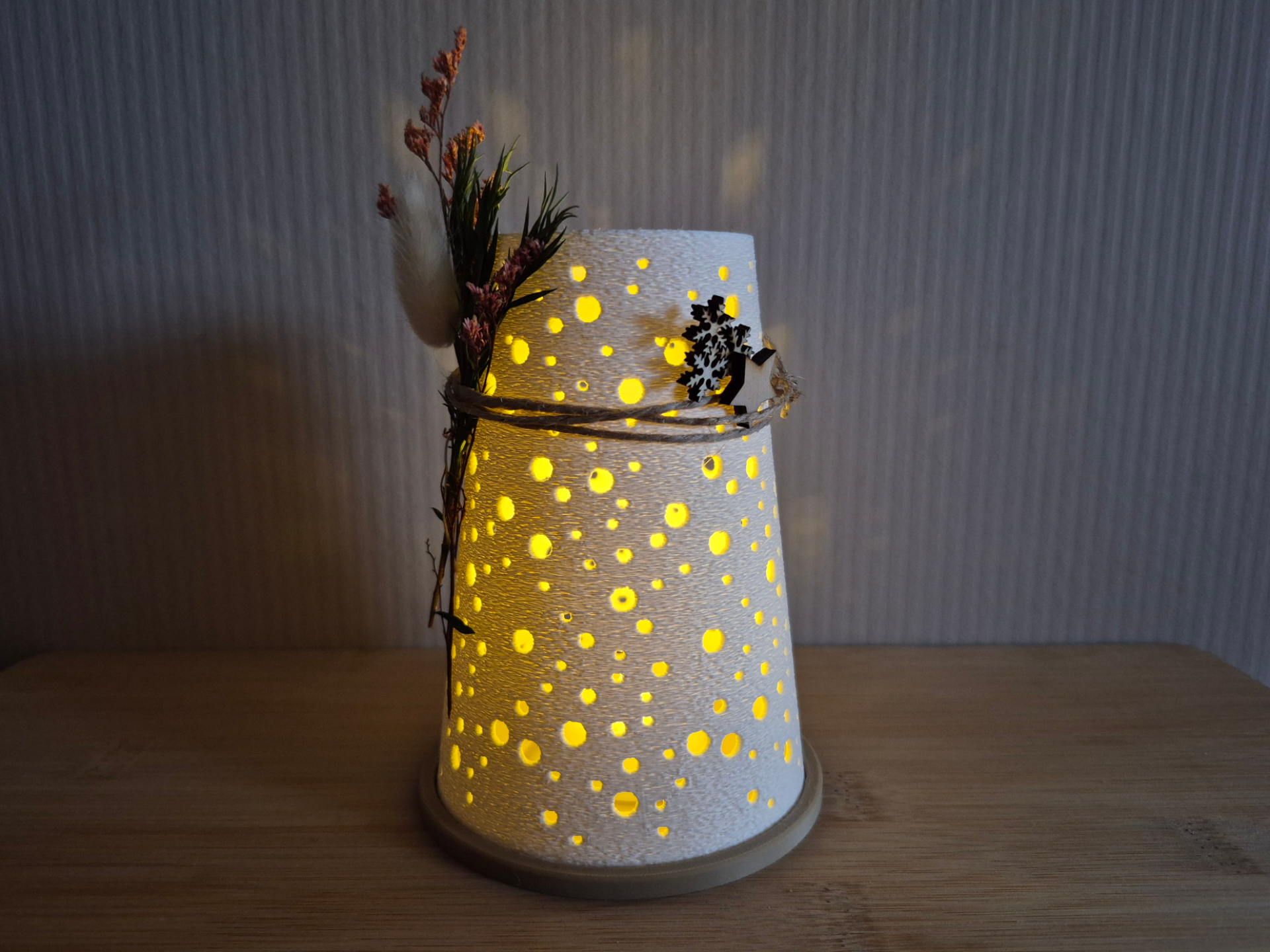 Winterliches Windlicht mit Fuzzy-Skin & Lochmuster - 1