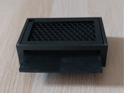Raised draining sponge holder