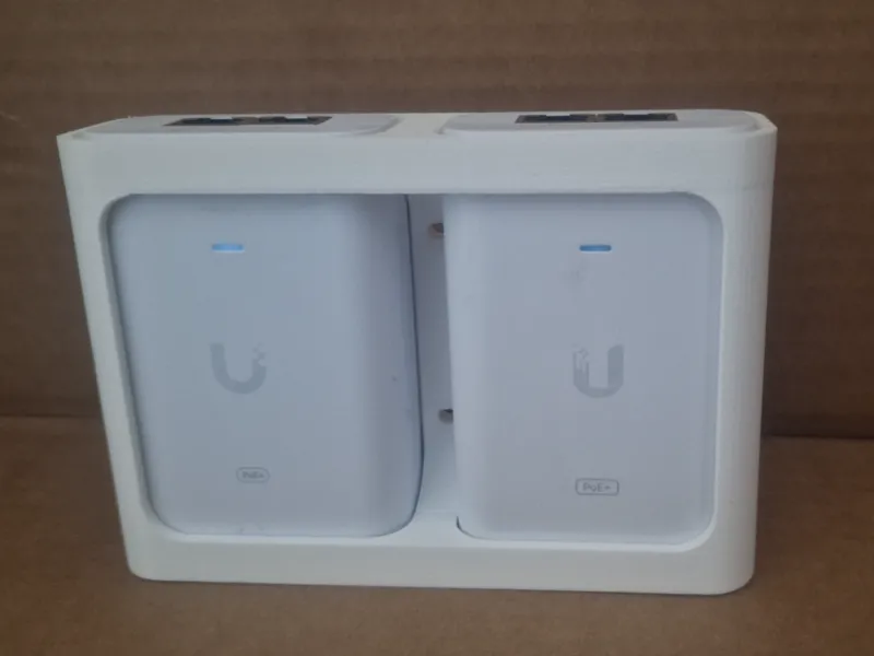 UniFi PoE+ Adapter (30W) holds 2 pieces