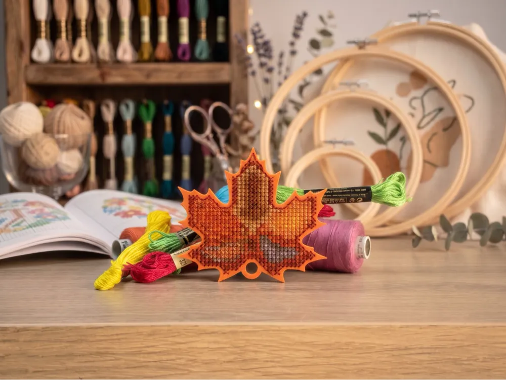 Soporte: 3D Cross-Stitch Base - Maple Leaf. Referencia del modelo original.