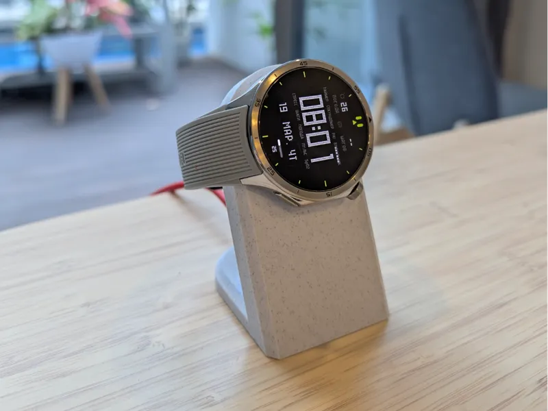OnePlus Watch 3 charging stand
