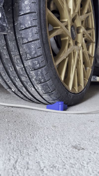 Guida cavo/tubo per ruota auto