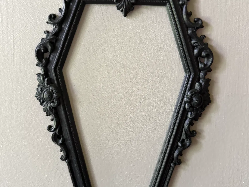 Marco decorativo: Gothic Coffin Frame. Referencia del modelo original.