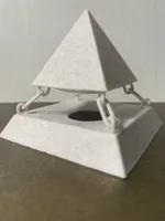 Pyramide en lévitation magnétique (petit format) — photo 3