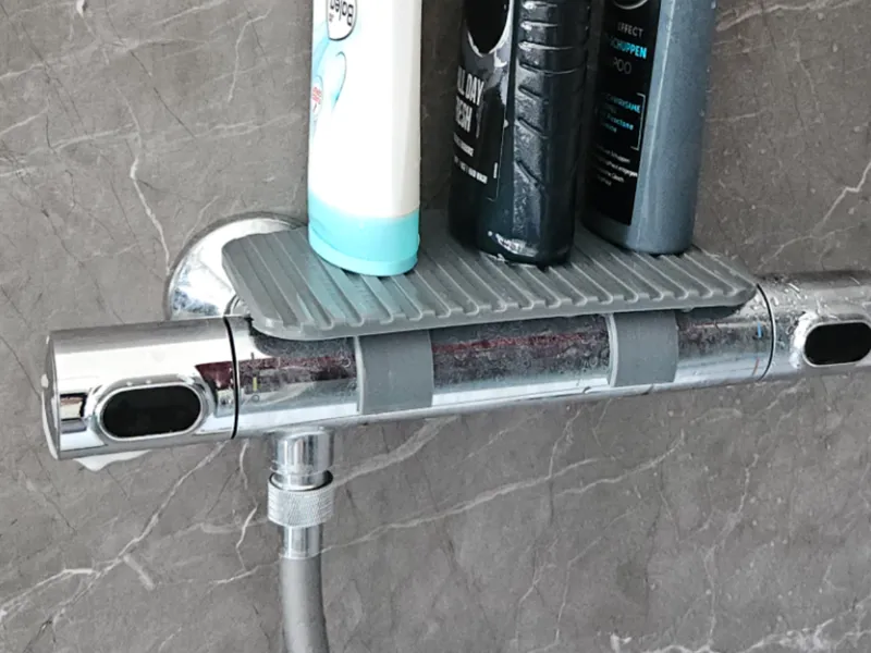 Ablage für Duschamatur