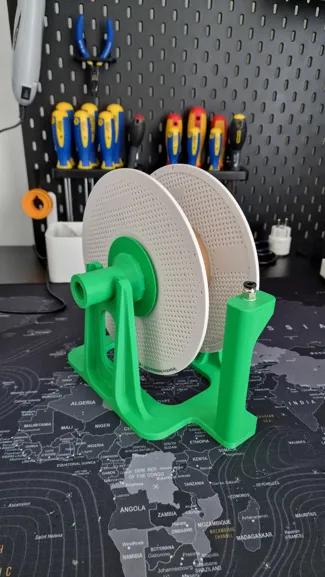 Spool holder axle with step discs