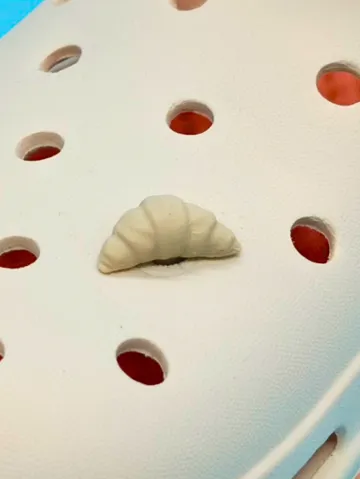 Letrero o emblema decorativo: Croissant croc charm — vista de referencia 2