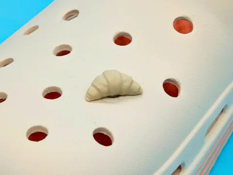 Letrero o emblema decorativo: Croissant croc charm — referencia de MakerWorld