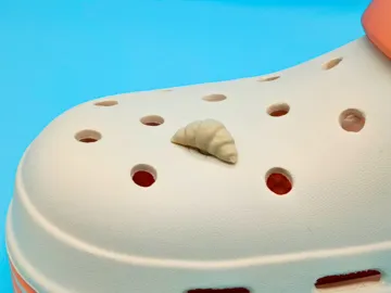 Letrero o emblema decorativo: Croissant croc charm — vista de referencia 3