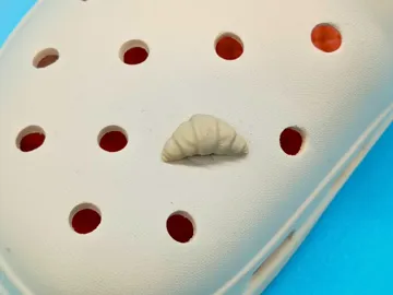 Letrero o emblema decorativo: Croissant croc charm — vista de referencia 4