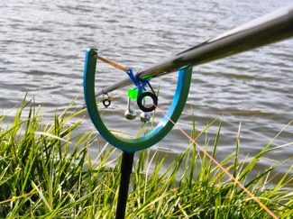 Universal 2-in-1 Fishing Rod Rest & Bite Indicator