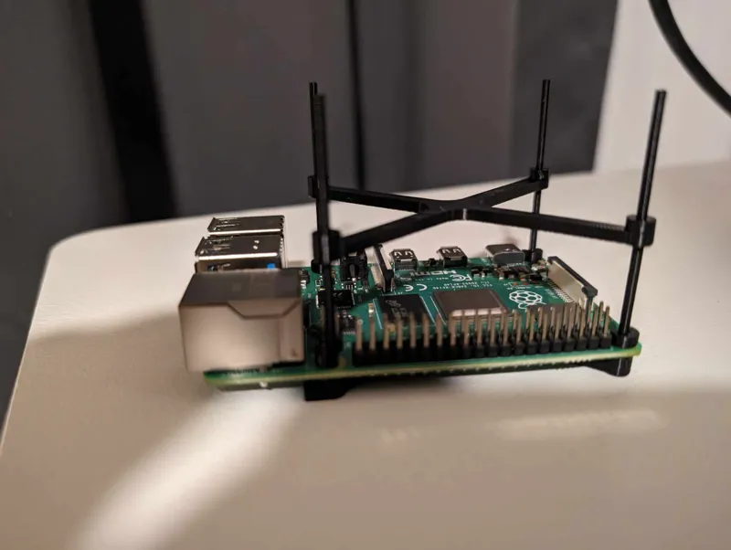 Raspberry Pi 4 stand - low weight and expandable