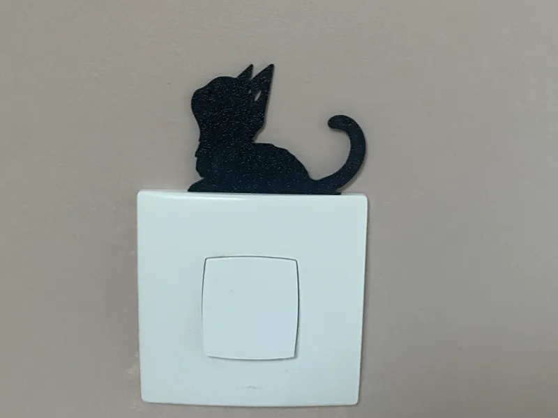 Décoration prise ou interrupteur chat couché