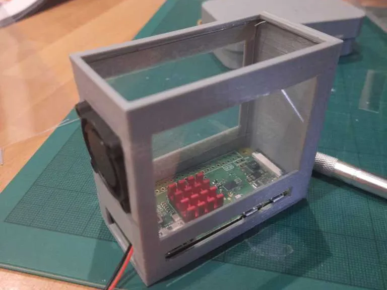 Rasberry pi 0 w gaming case (25mm Fan)