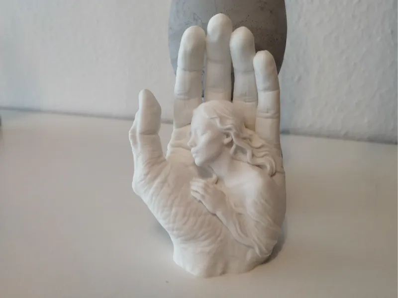 Skulptur "In schützender Hand"