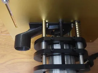 Dust extractor for lifting router table