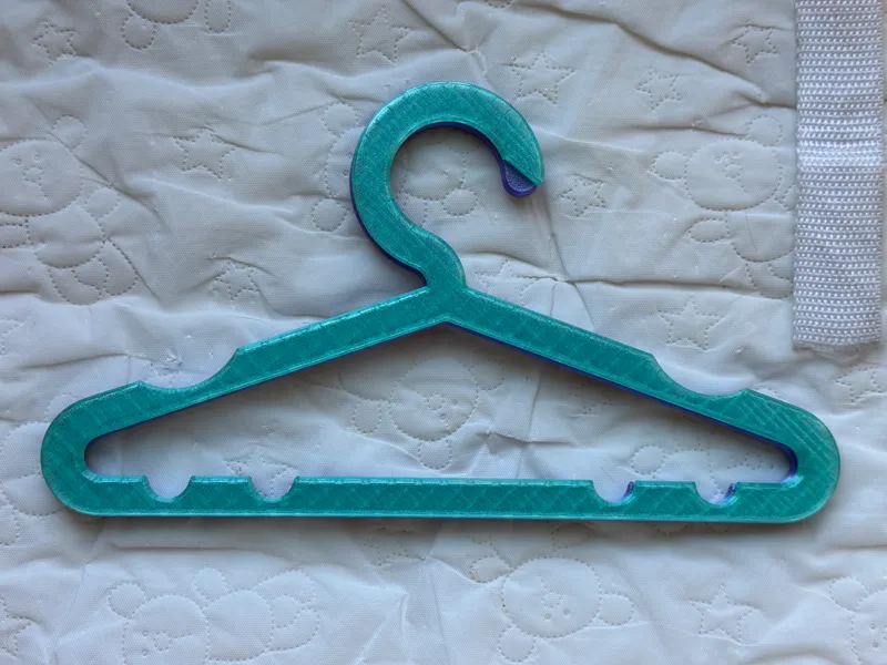 Baby clothes hanger - notched to fit 32 mm pole