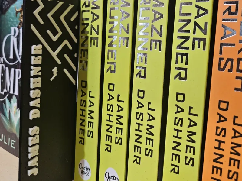 Bookshelf organizer - James Dashner (Maze runner)