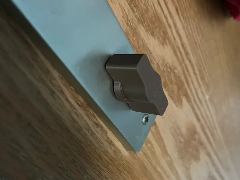 Toiletten Verriegelung // Toilet Lock