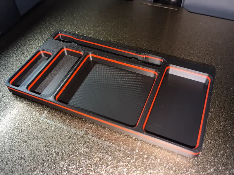 Robuste Box mit Einlagen