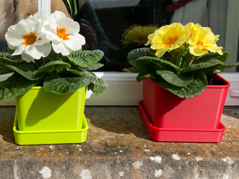 Simple Square flower pot with tray. Approx 11cm