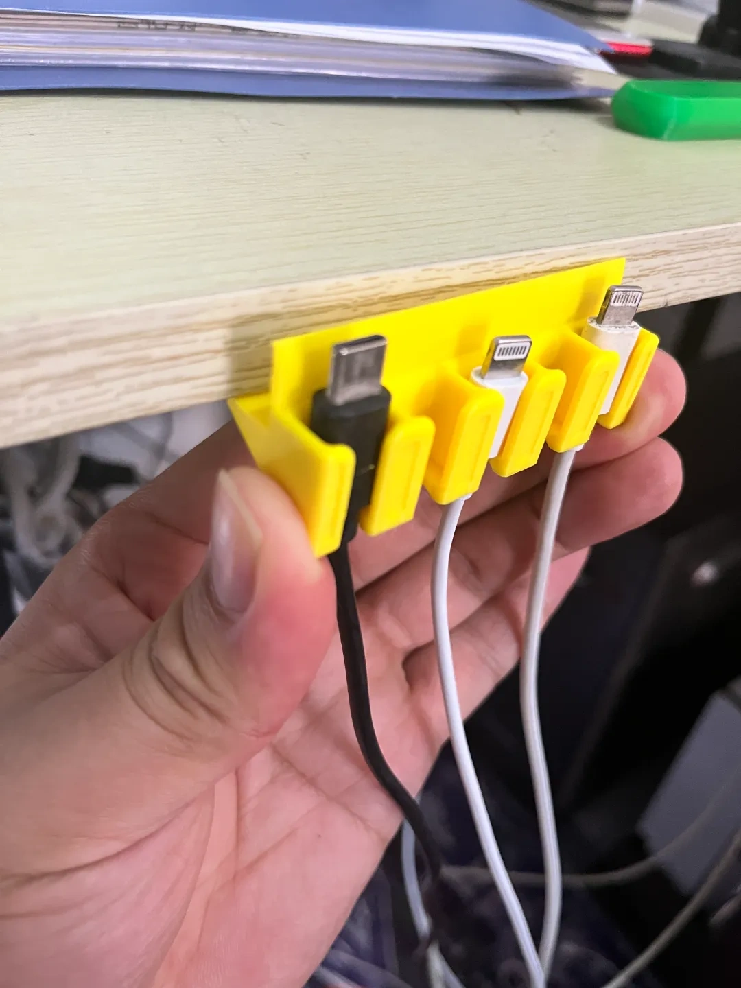 Miniatura 1 do modelo 3D 数据线收纳挂架；桌面数据线收纳器；桌面数据线收纳卡扣，