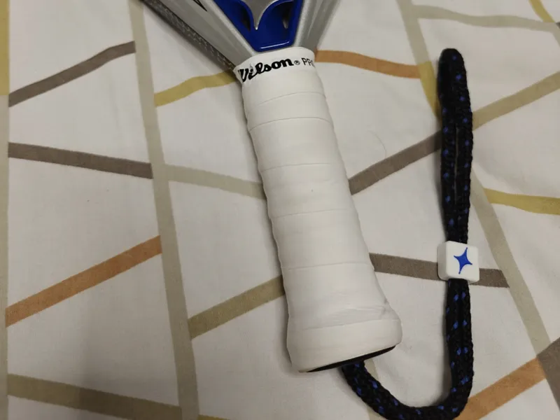 Sujecion para la pala de padel con logo Starvie