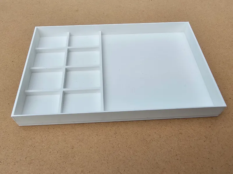 Sorting tray with compartments