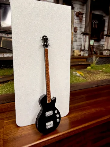 Figura decorativa: 1:12 Dollhouse Electric Bass Guitar — vista de referencia 3