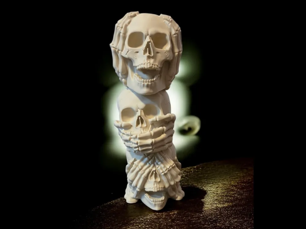 Adorno temático: Three Wise Skulls – Gothic Totem. Referencia del modelo original.