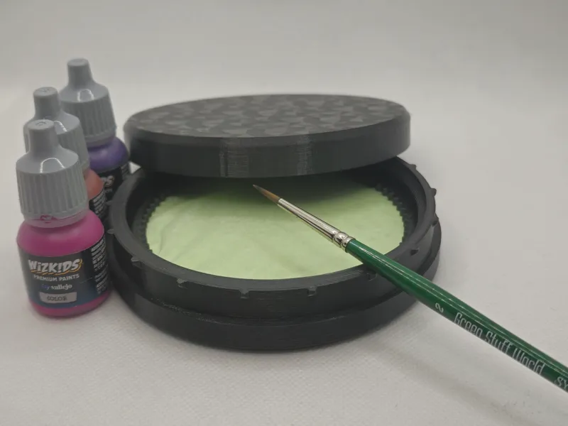 Compact Wet Palette with Twist Lock