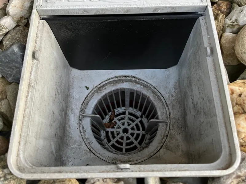 Damping plate in the gutter