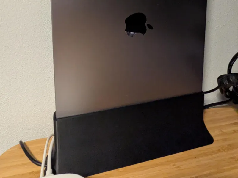 16" Macbook Vertical Dock