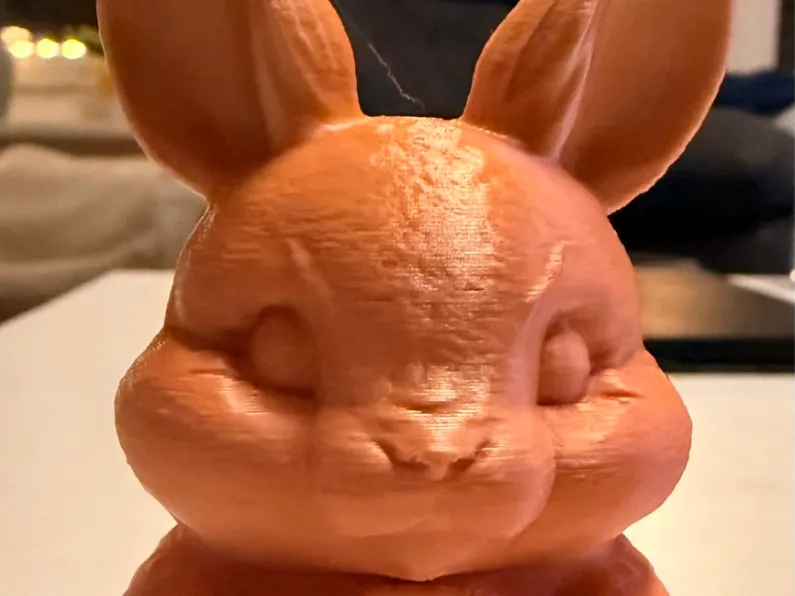 Niedlicher Osterhase mit Eierkorb – Dekofigur