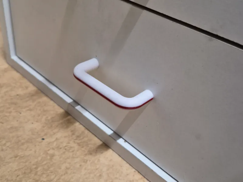 Poignée de tiroir avec ligne rouge