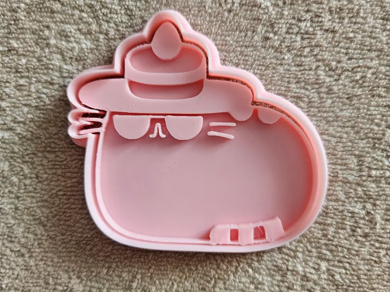 Pusheen with a cake - cookie cutter