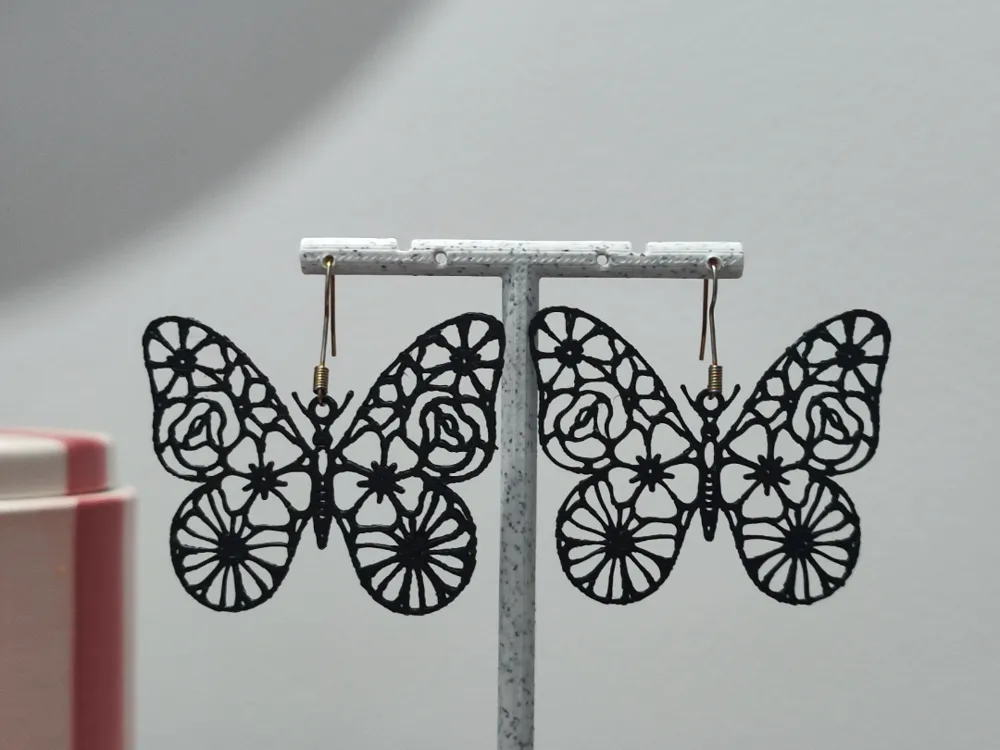 Pendientes: Aretes Mariposa Encaje de Rosas. Referencia del modelo original.