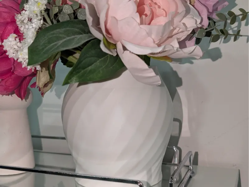 Elegante Wellenvase – Modernes Design 