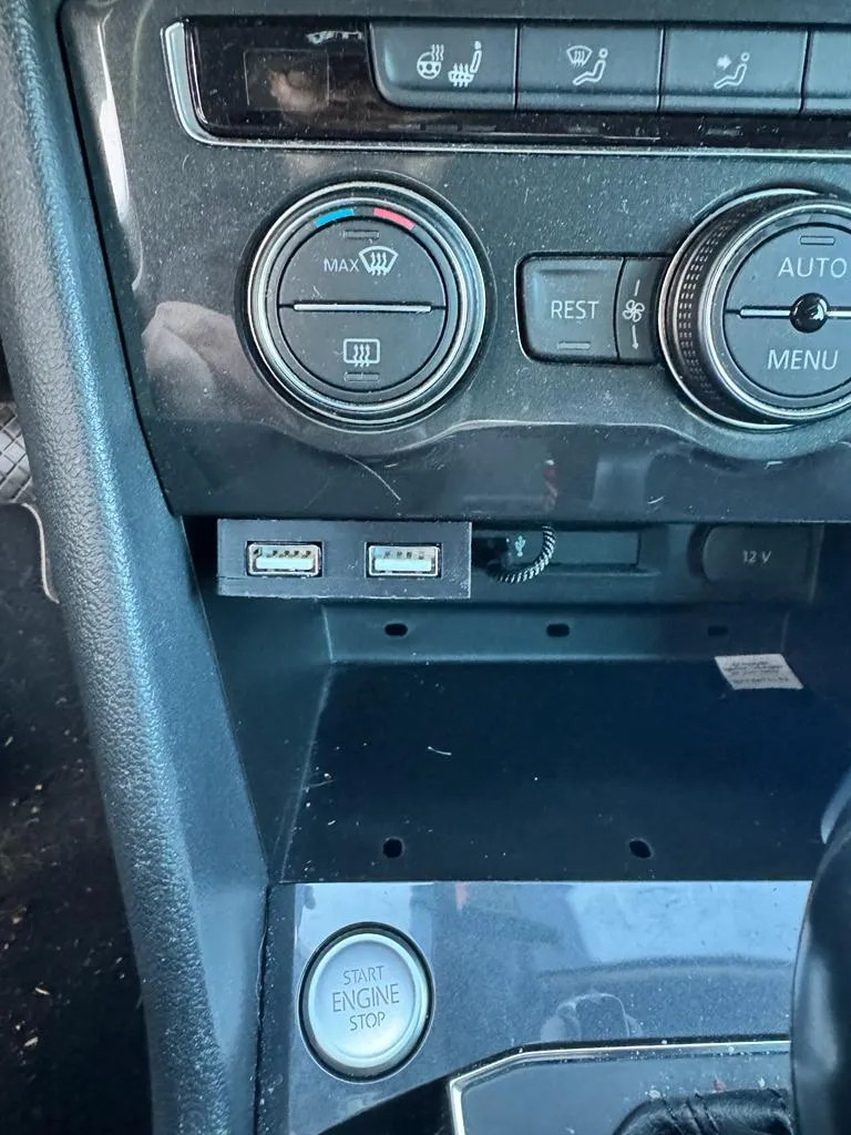Double USB Port Case for VW Tiguan 2
