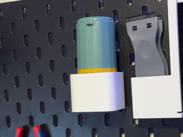 Support pour pompe à vide sur panneau Ikea Skadis