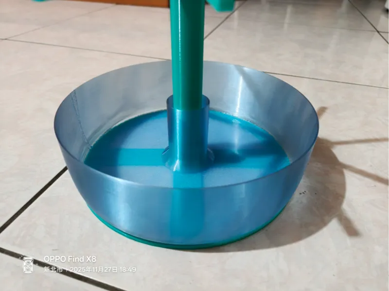 The keychain display the bottom disc