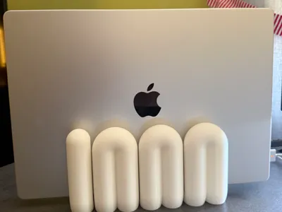 Mac Book Stand im Apple Design