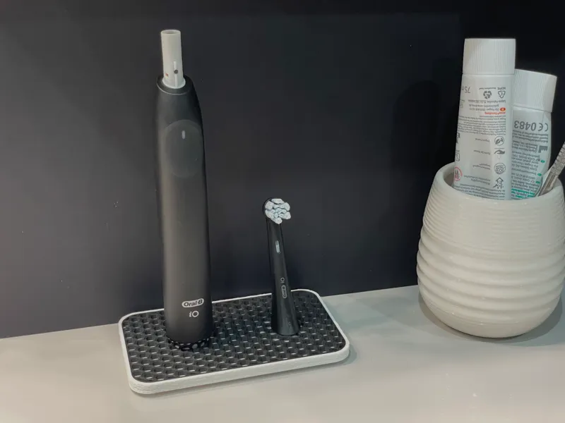 Toothbrush holder suitable for Oral-B toothbrushes