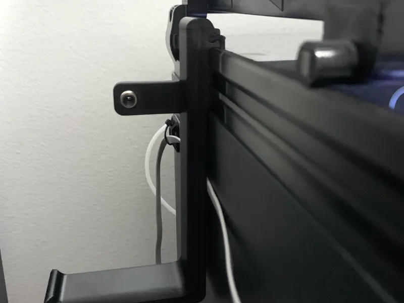 Secured Spool Holder with Retainer
